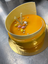 Charger l&#39;image dans la galerie, Mousse aux fruits de la passion au chocolat blanc Entremet
